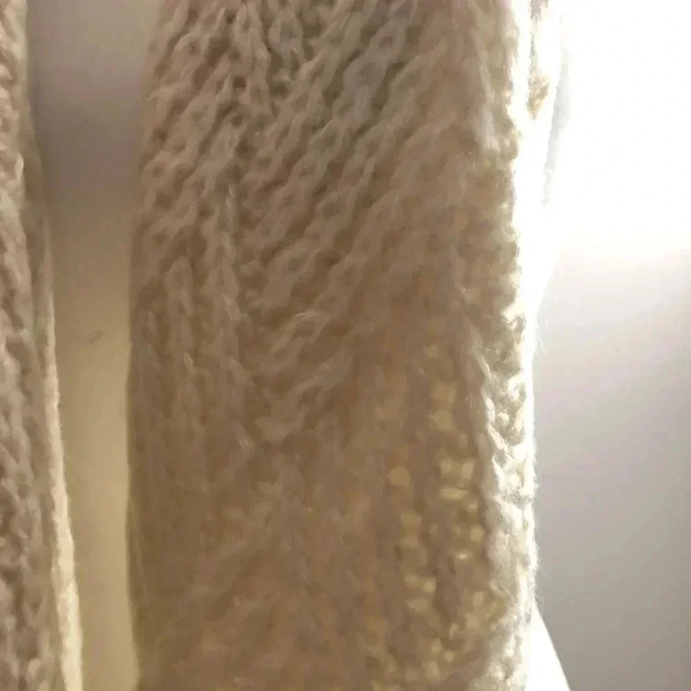 Treasure an Bond‎ white scarf.